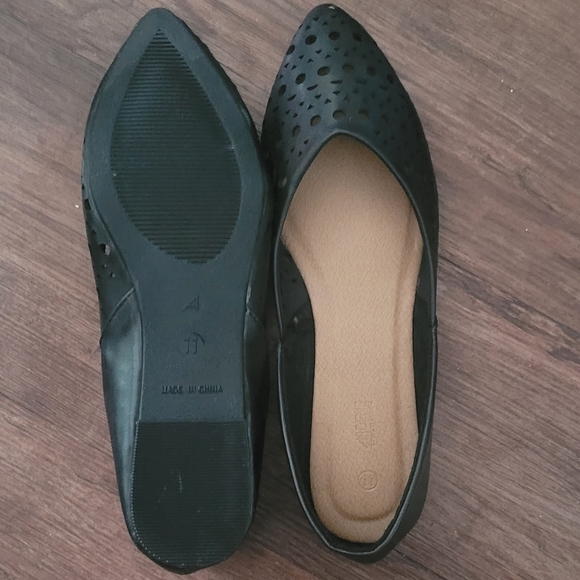 Black Ardene Cutout Flat Shoes 11 - Picture 2 of 3